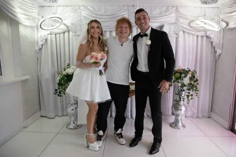 Sorprende Ed Sheeran a pareja de novios el día de su boda