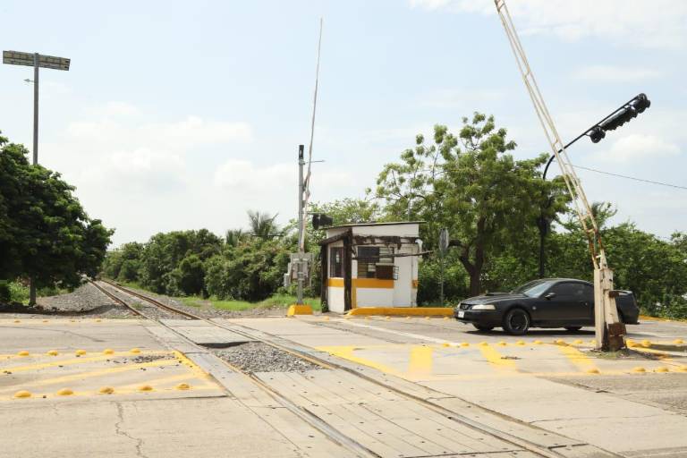Aún no operan las plumas automatizadas ferroviarias en la Santa Rosa, en Mazatlán