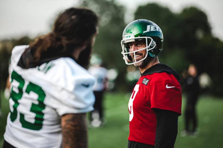 Aaron Rodgers sufre esguince de tobillo tras juego celebrado en Londres