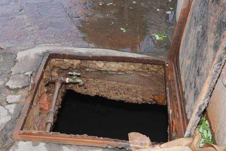 Denuncian vecinos de Escuinapa que el servicio de agua continúa interrumpido