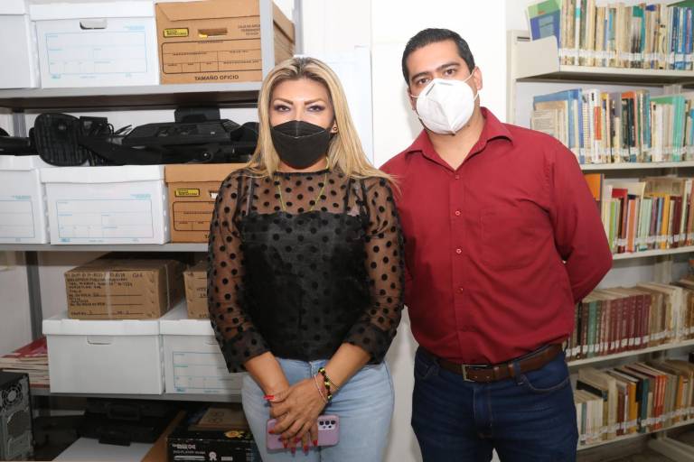 Presenta Karina Castillo los poemas de ‘Güebsait’