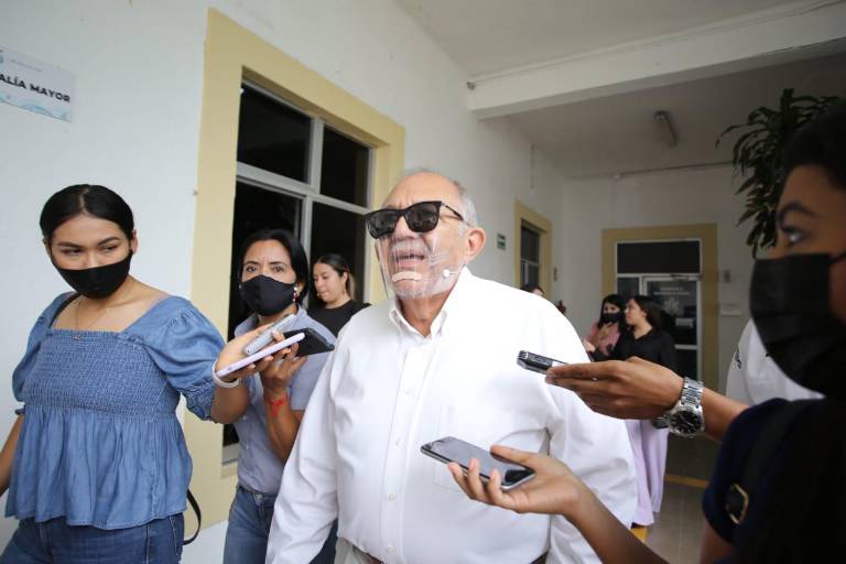 Si se muere la gente de Covid-19 en Mazatlán, depende de los médicos: Alcalde