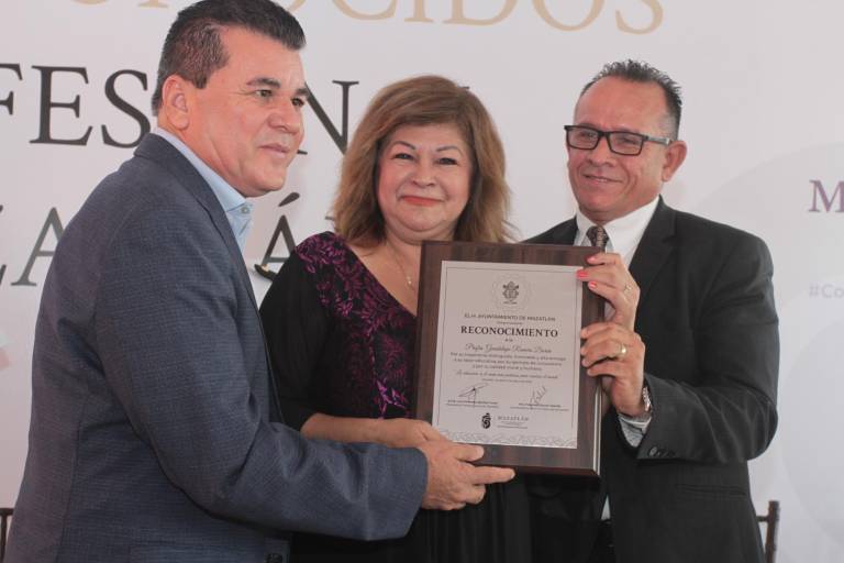 Reciben profesores la Medalla al Mérito Rafael Ramírez