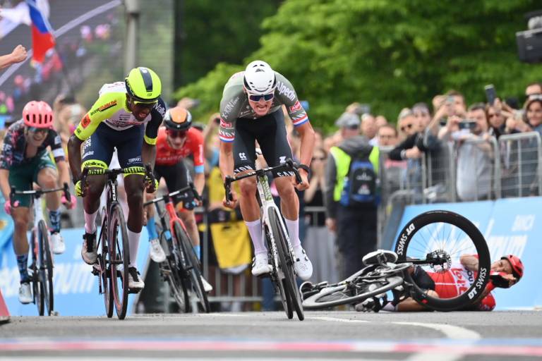 Mathieu Van der Poel se lleva la primera etapa del Giro de Italia