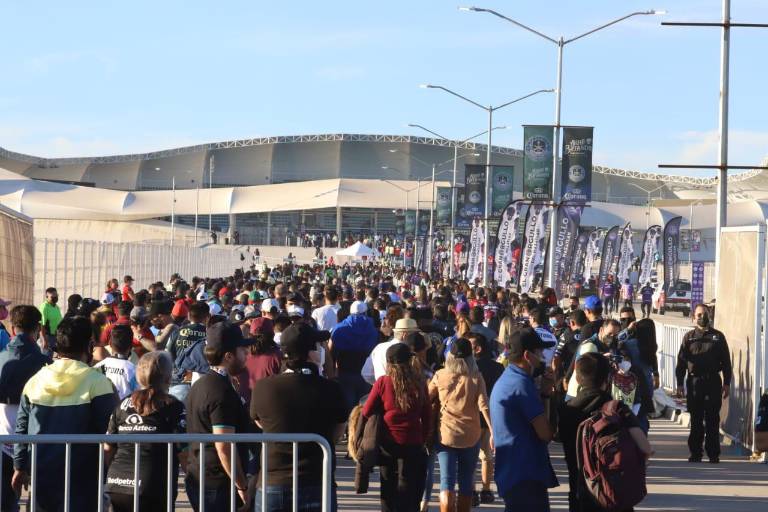 Viven la efervescencia del futbol en el Kraken para el juego entre Cañoneros y Águilas