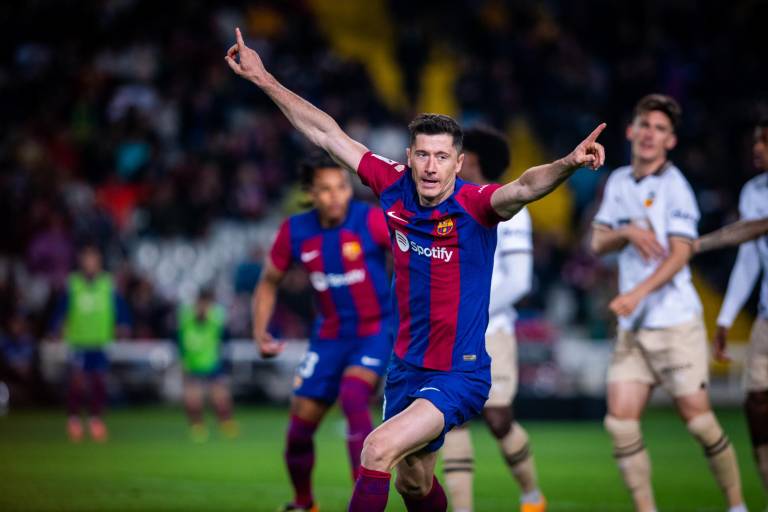 Con ‘hat-trick’ de Lewandowski contra el Valencia, el Barcelona recupera la segunda posición