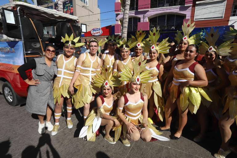 Con alegría disfrutan miles del primer desfile