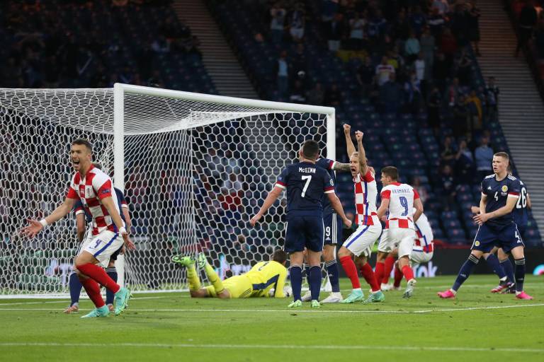 Croacia revivió, le ganó a Escocia y consiguió la clasificación en la Euro