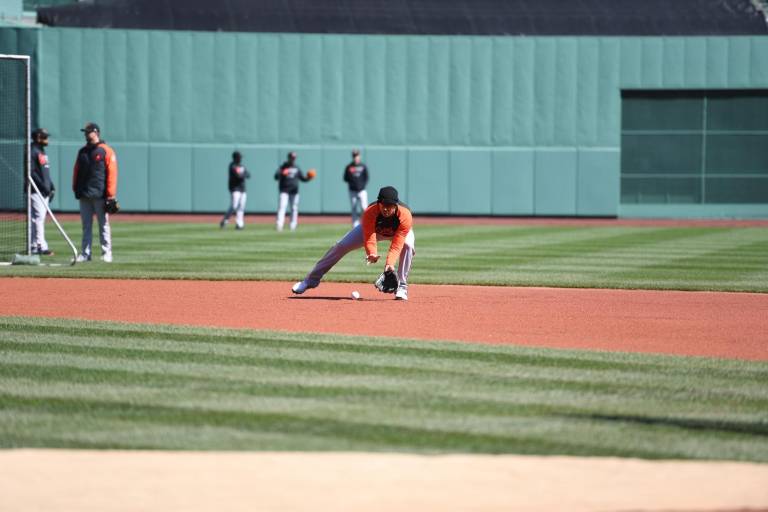 Orioles sorprenden y barren en Fenway