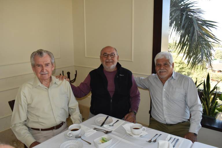 Disfrutan reencuentro ex alumnos de la Prevocacional