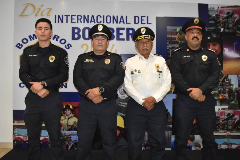 Celebran bomberos su día con reconocimientos y ascensos