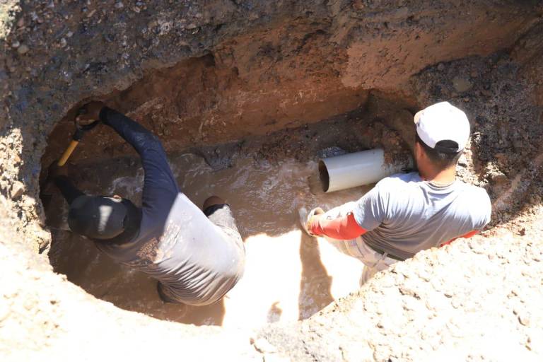 Perforación para el Paso Superior Múnich provoca fuga de agua en Mazatlán