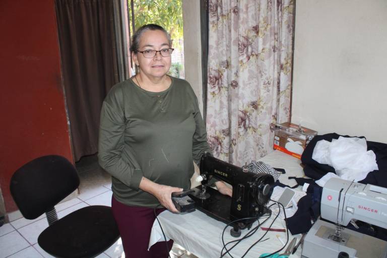 Olga Lidia, orgullosa de confeccionar atuendos para el 20 de Noviembre