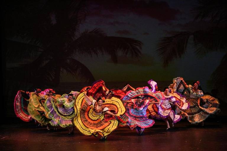 Festivo cierre de ciclo de los talleres de danza folclórica