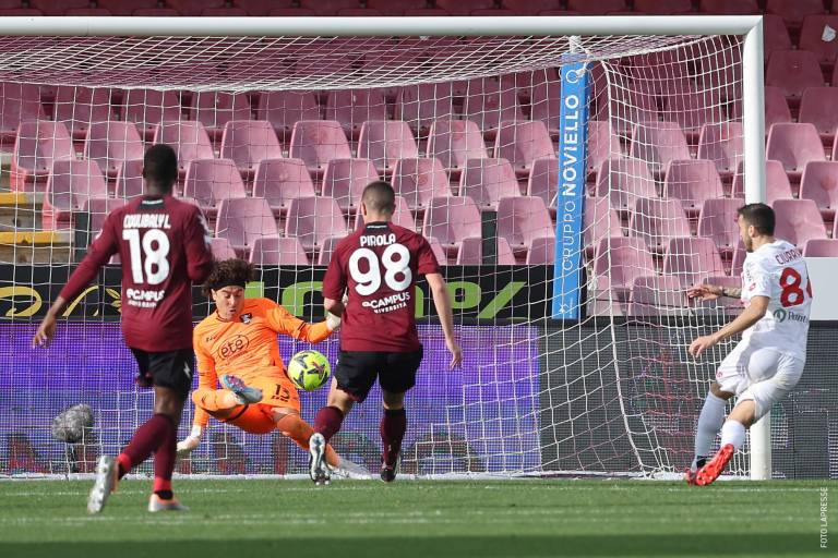 Ochoa vuelve a la titularidad en triunfo del Salernitana