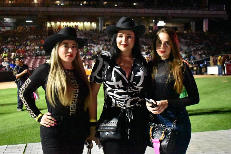 Disfrutan culiacanenses el espectáculo de Carin León en el Estadio de Los Tomateros