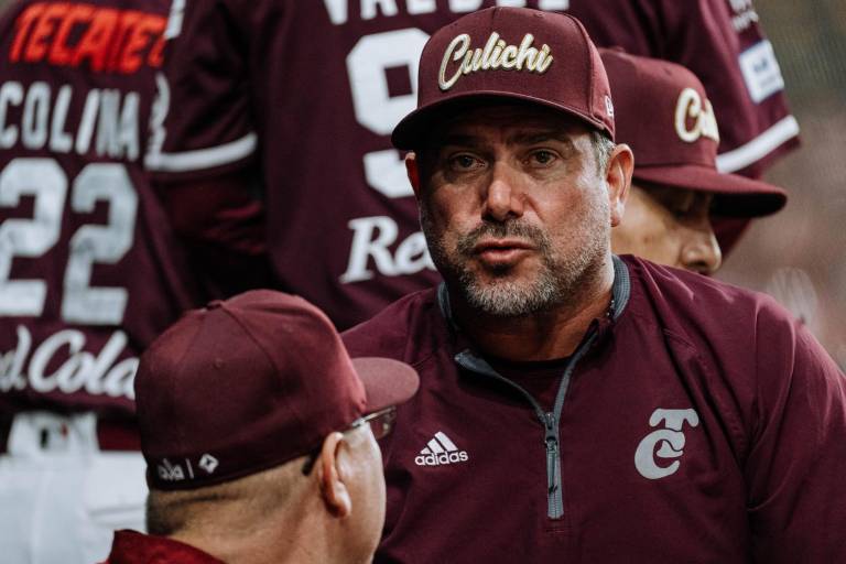 ¡Dan marcha atrás! Benjamín Gil permanecerá como mánager de Tomateros de Culiacán