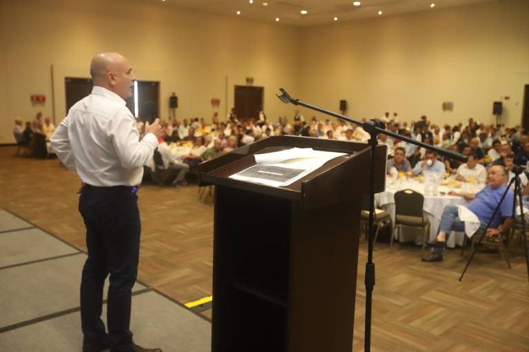 Comparte Óscar Sánchez su experiencia al fundar el Grupo D’portenis