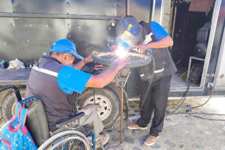 $!‘Enchúlame la silla’: la iniciativa que enseña mecánica a personas con discapacidad y las emplea