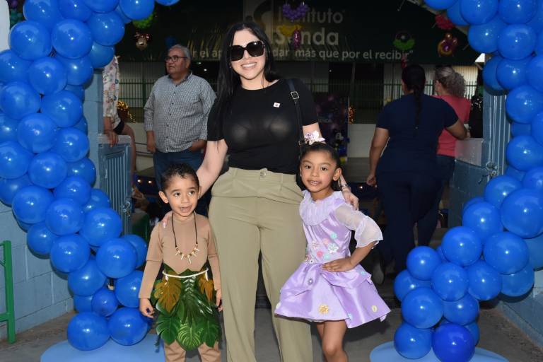 Con música y baile, alumnos del Instituto Senda reciben a la Primavera
