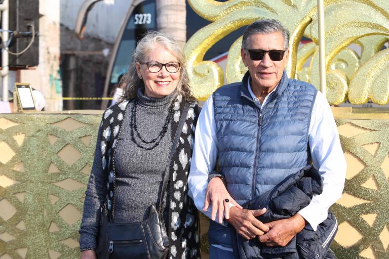 Mazatlecos y turistas disfrutan del primer desfile del Carnaval