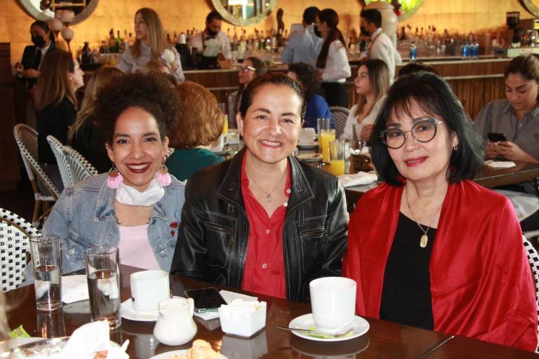 Con visión empresarial, comparte su experiencia