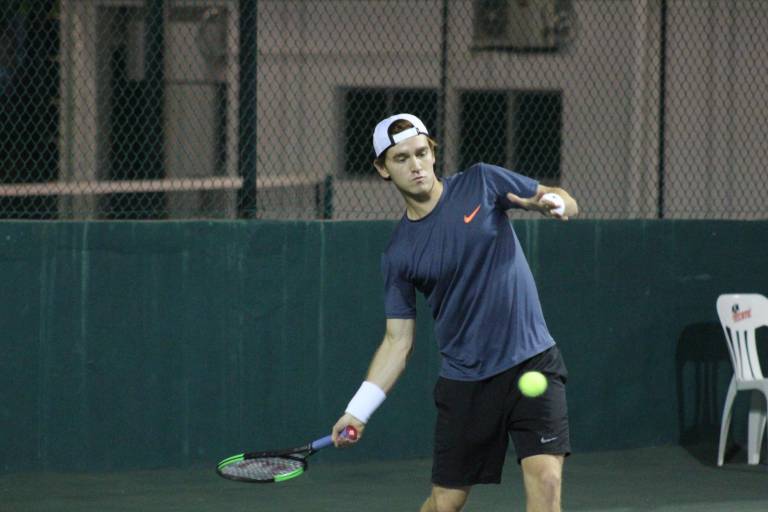 Luis Patiño avanza en el World Tennis Tour Cancún 2022