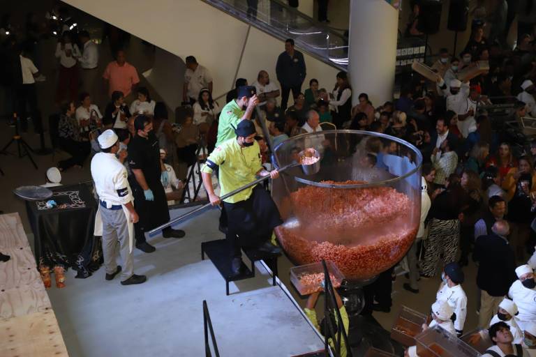 Mazatlán consigue el Récord Guinness del cóctel de camarón más grande del mundo