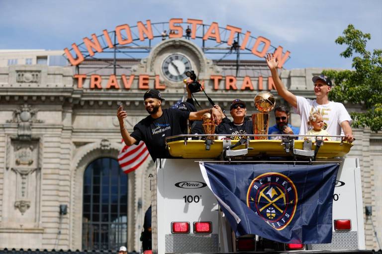 Nuggets celebran el título NBA a bordo de camiones de bomberos