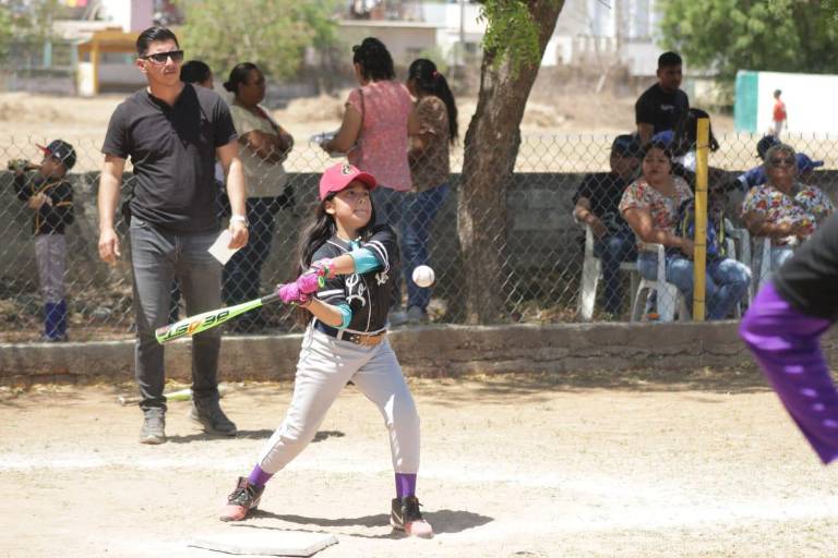 Emocionantes juegos viven en Liga de Beisbol Pelikanos