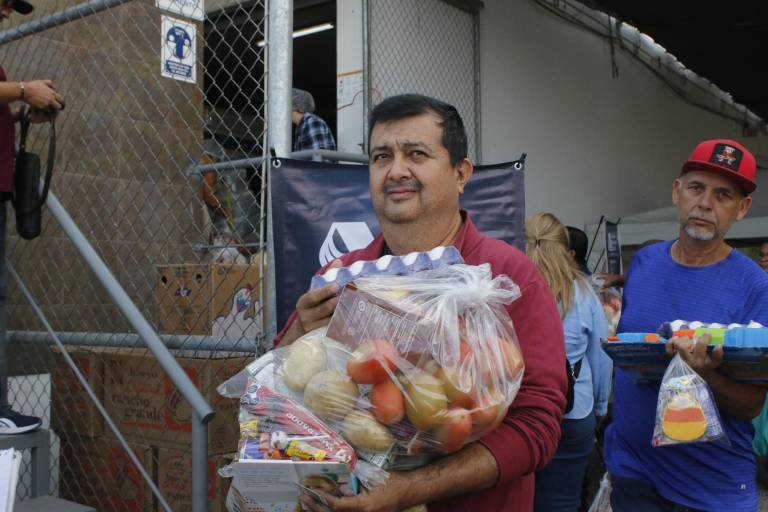 Reciben músicos, meseros y eventistas de Culiacán despensas y juguetes