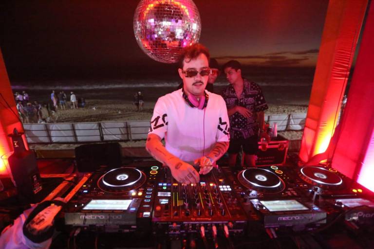 Pone Mr. Pig el ambiente en el Sunset Paradise con sus mezclas