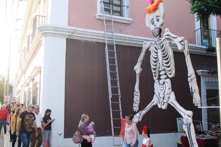 Celebran la muerte con altares, comida, música, danza y arte