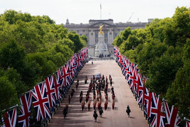 El ataúd de la Reina Isabel II es llevado en procesión a Westminster Hall