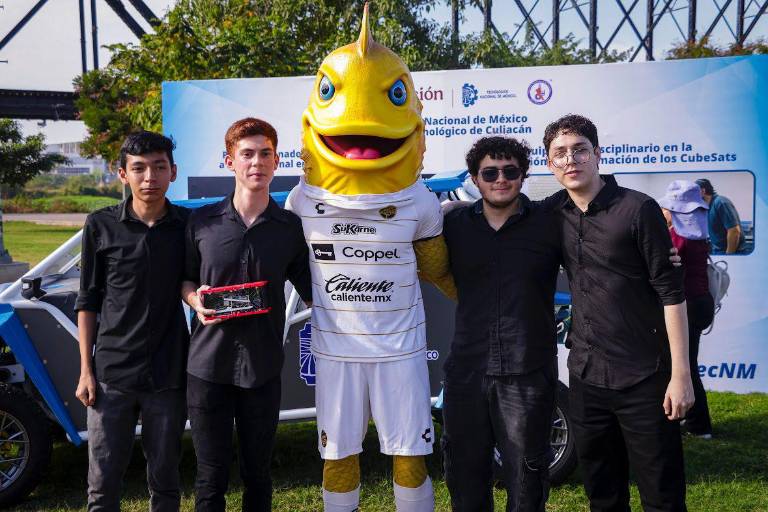 Eldo, la mascota de Dorados, presente en el histórico lanzamiento de microsatélites en Culiacán