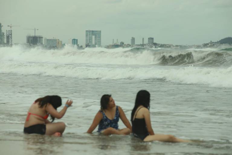 Cierran playas y puerto en Mazatlán pero bañistas siguen en el mar