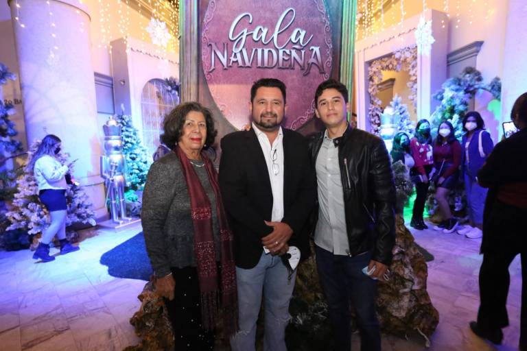Disfrutan mazatlecos la Gala Navideña