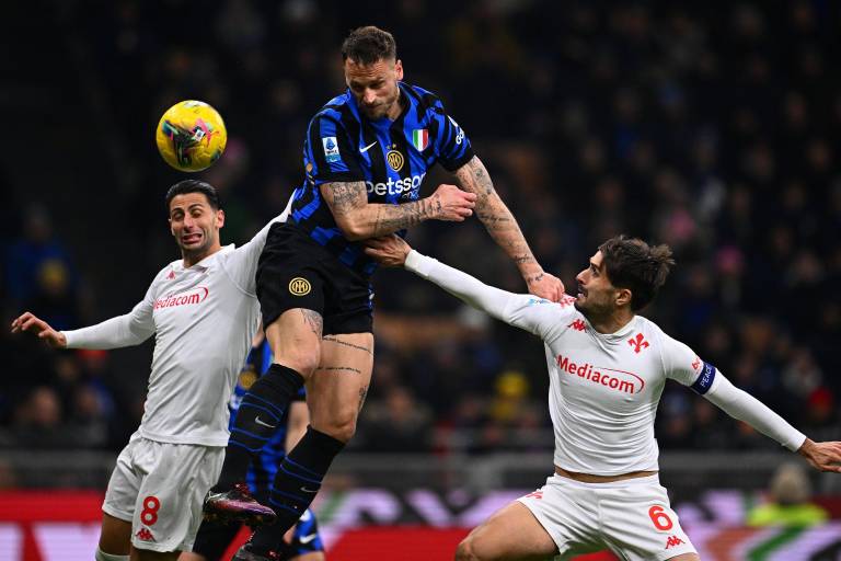 El Inter recorta distancias en Italia con polémica