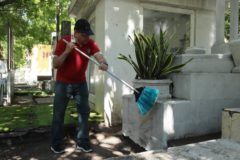 Familias preparan el Panteón Civil en Culiacán para el Día de Muertos