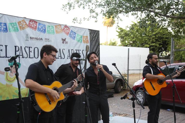 Llevan su canto al Paseo de las Artes