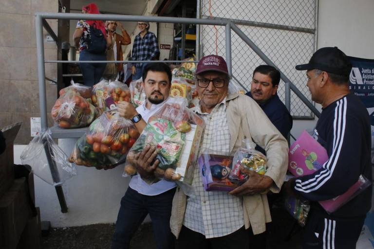 Reciben músicos, meseros y eventistas de Culiacán despensas y juguetes