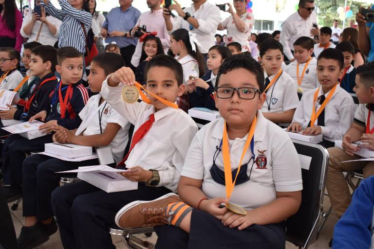 Reconocen a 48 ganadores de la Olimpiada Estatal de Matemáticas