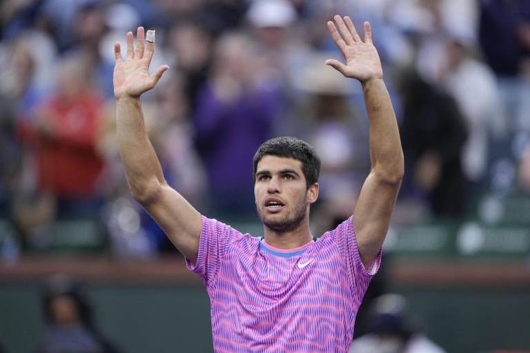 Carlos Alcaraz acaba con el invicto de Jannik Sinner, retiene el número 2 y se planta en la final de Indian Wells