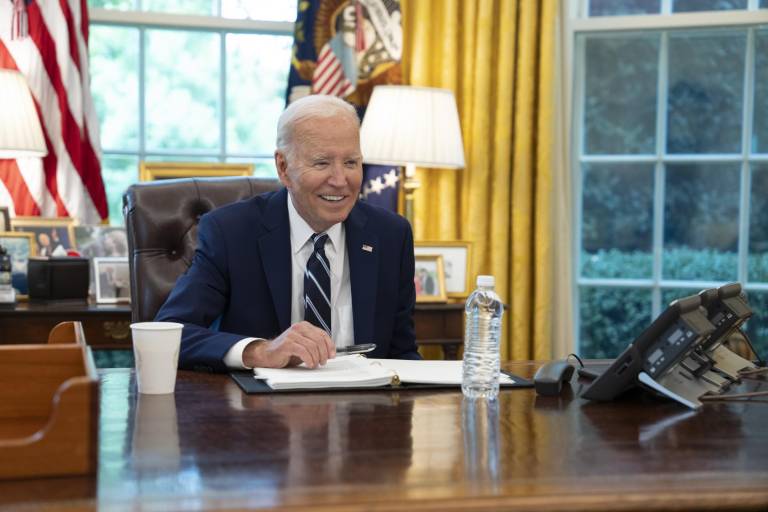 Biden propone reforma para que ningún Presidente esté por encima de Suprema Corte de EU