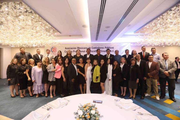 María Teresa de la Paz rinde protesta como presidenta de los contadores