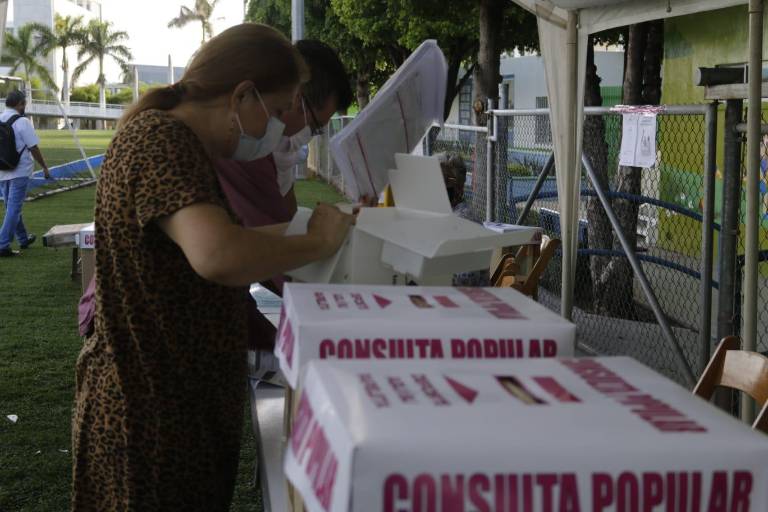 Mexicanos ponen a prueba la primera consulta popular (histórica)