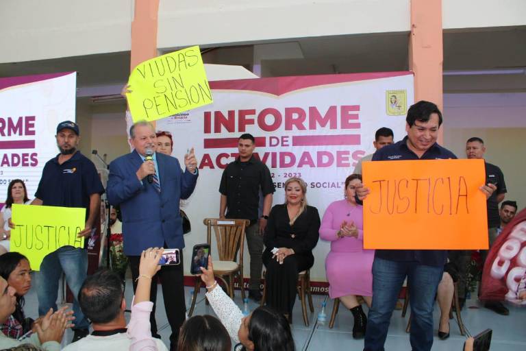 Irrumpen policías jubilados en informe de Claudia Valdez Aguilar, en Rosario