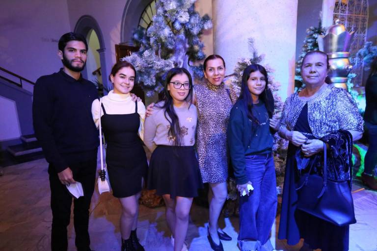 Disfrutan mazatlecos la Gala Navideña