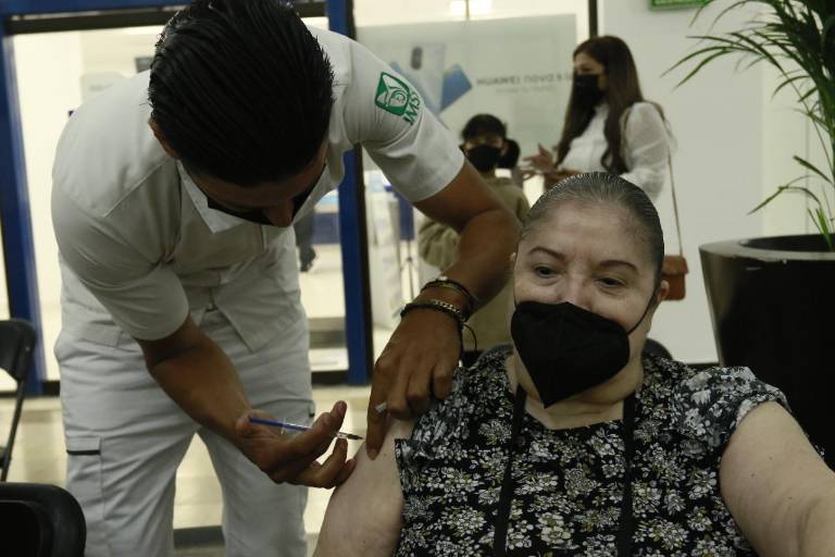 Para evitar largas filas la señora Olivia acude a Forum a recibir su refuerzo contra Covid-19