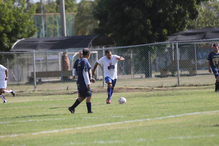 Del Bajío Cremería liga victorias en Futbol Veteranos Diamante
